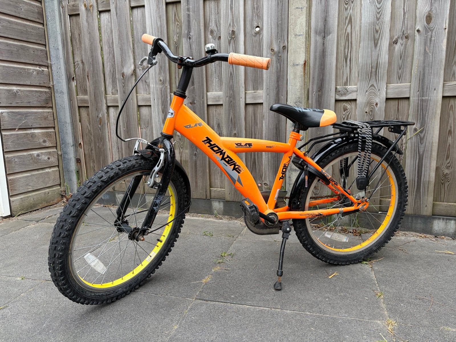 Oranje jongensfiets 20 inch - Volare Thombike, Fietsen en Brommers, Fietsen | Kinderfietsjes, Ophalen, Gebruikt, Terugtraprem