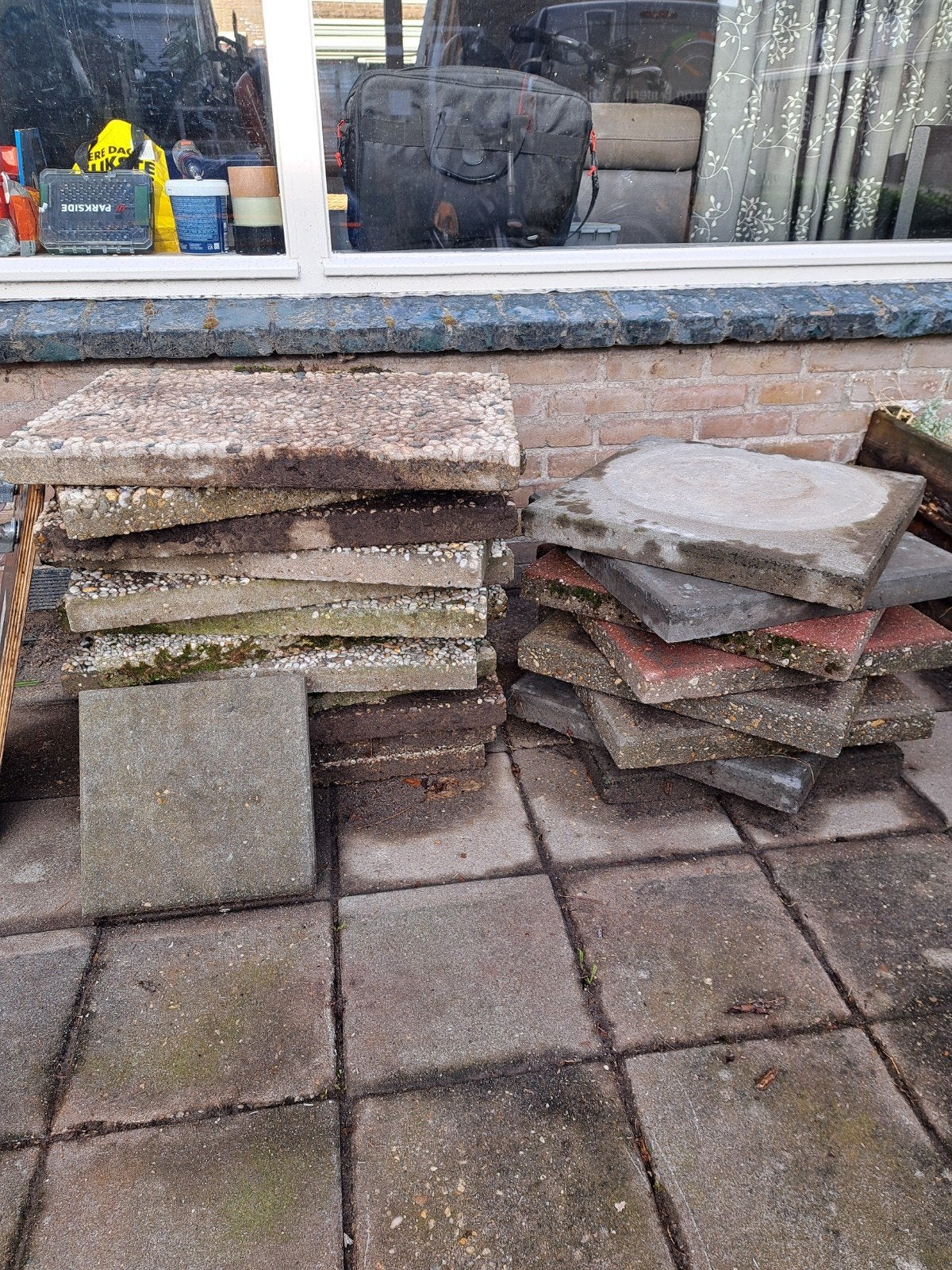 Gratis grindtegels 40x60 cm en 50x50 cm (rood/grijs), Tuin en Terras, Tegels en Klinkers, Ophalen, Gebruikt, Minder dan 5 m², Beton