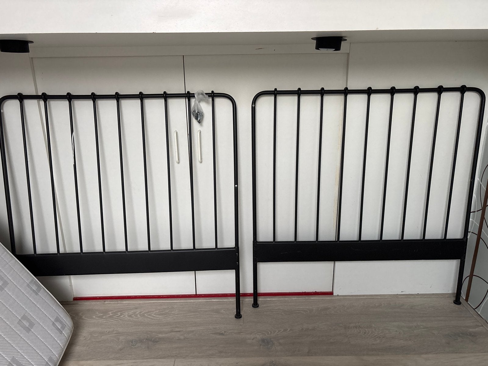 Zwart metalen bedframe met spijlen en hartjesdecoratie, Ophalen, Gebruikt, Eenpersoons, Zwart