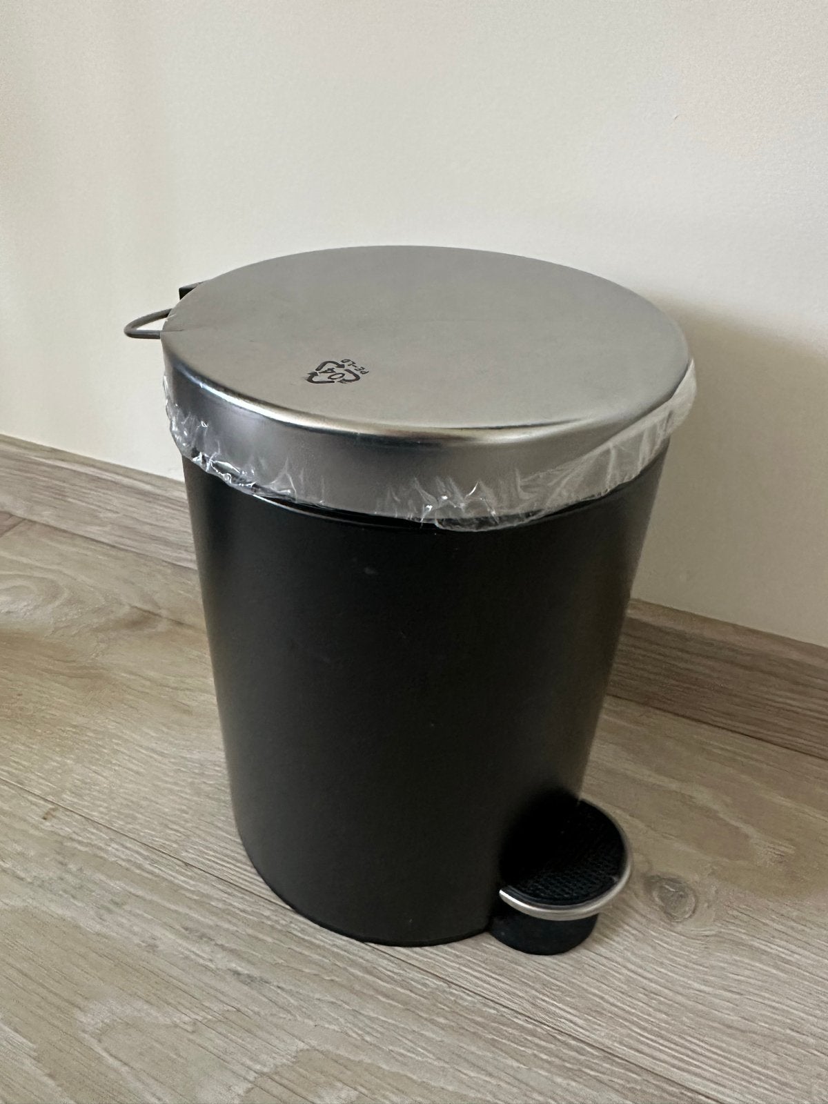 Nieuwe IKEA Ekoln pedaalemmer - Zwart, 12 liter, Huis en Inrichting, Woonaccessoires | Prullenbakken, Ophalen, Met pedaal, Nieuw