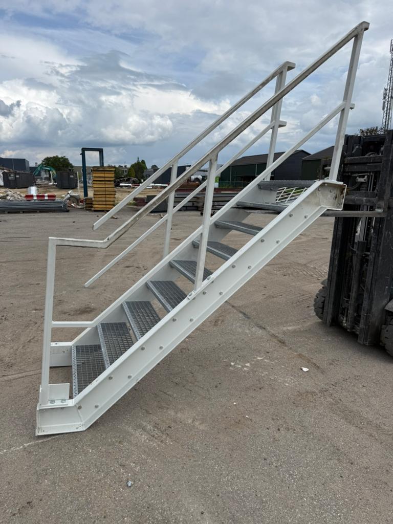 Nette witte stalen trap - Hoogte 255 cm, Ophalen, Gebruikt, Trap, 2 tot 4 meter
