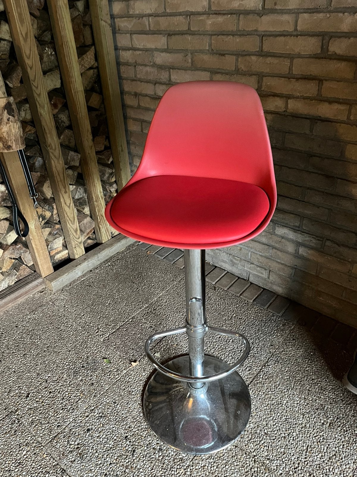 Barkruk rood, 1 kruk, Ophalen, Gebruikt, 60 tot 90 cm
