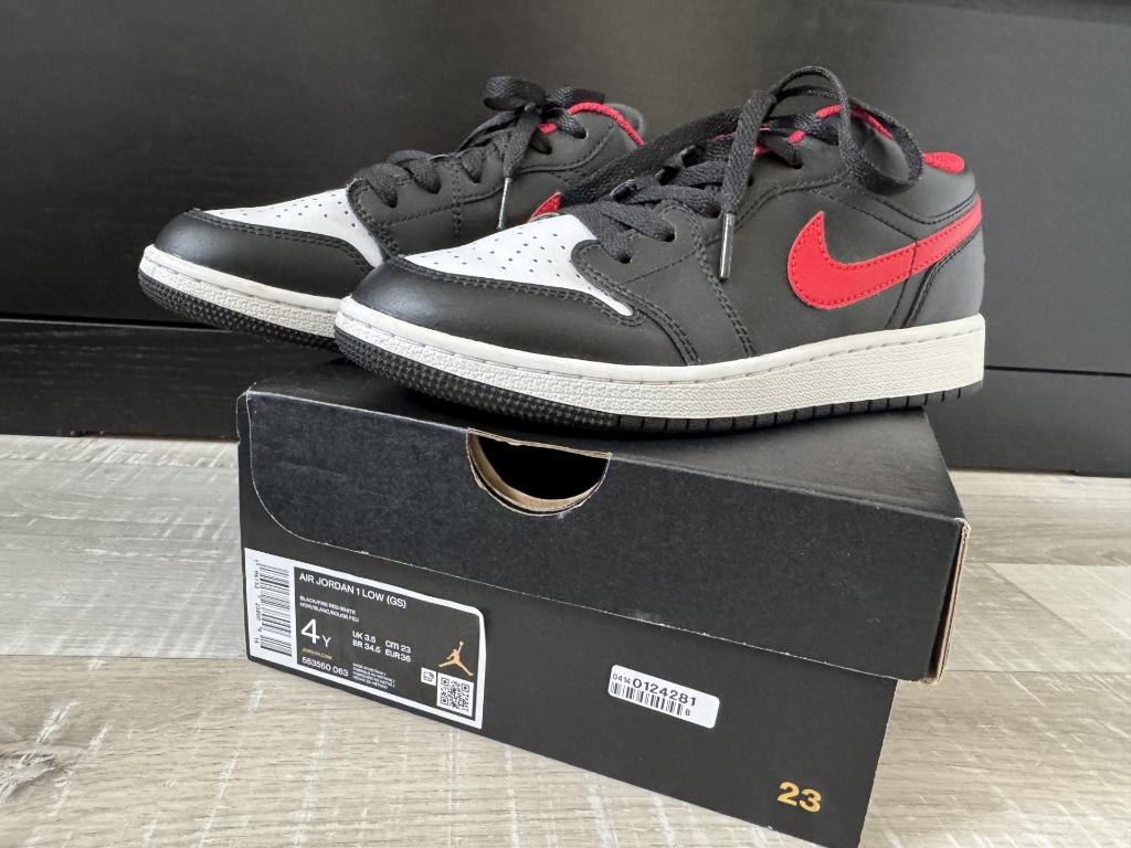 Air Jordan low maat 36, zwart met rood, Jongen of Meisje, Schoenen, Ophalen of Verzenden, Zo goed als nieuw