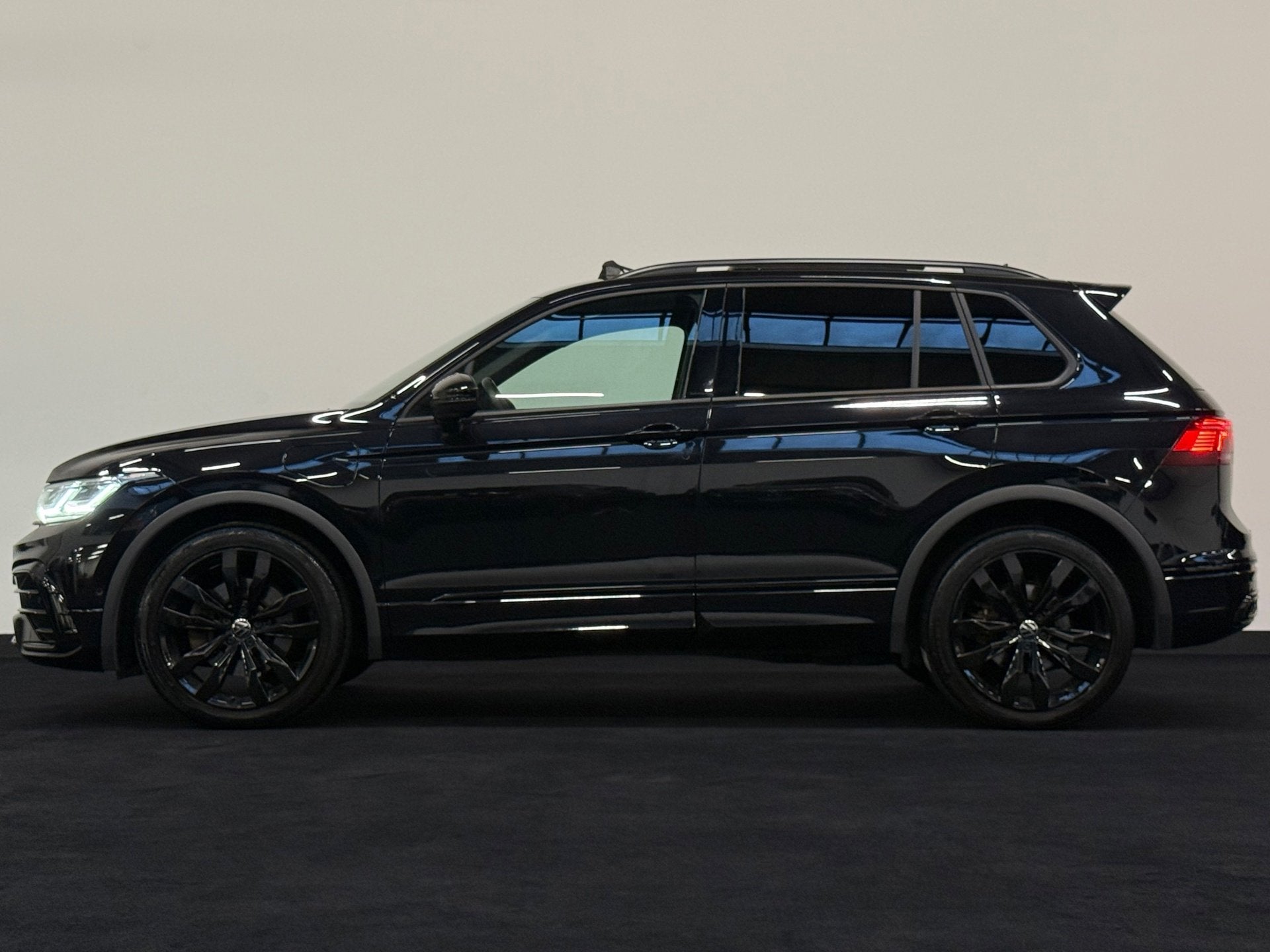 Foto 3 van Volkswagen Tiguan 1.4 TSI eHybrid 3 X R-Line Blackstyle Pano