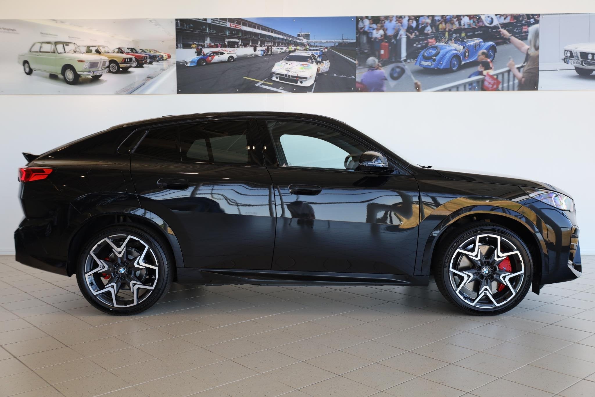 BMW iX2 eDrive20 | M Sport Pro | Panoramadak | Harman/Kardon, Auto's, BMW, IX2, Met garantie (alle), Zwart, 204 pk