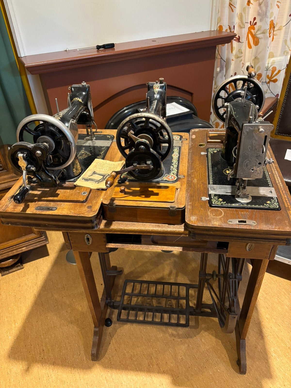 Lot antieke naaimachines 1 kap en 1 tafel, Antiek en Kunst, Antiek | Naaimachines, Ophalen