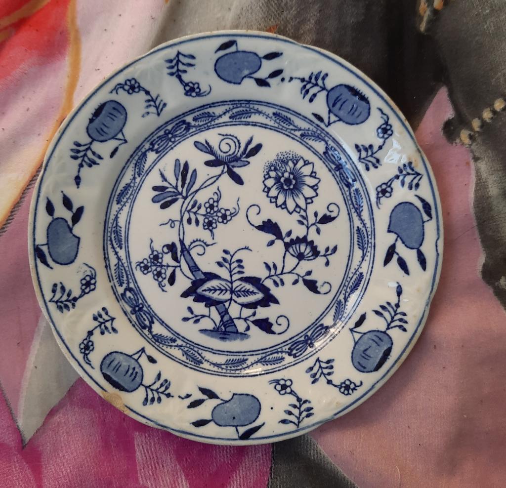 Vintage Louis Regout stijl bord De blauwe ui, Gebruikt, Ophalen of Verzenden, Bord(en), Overige stijlen