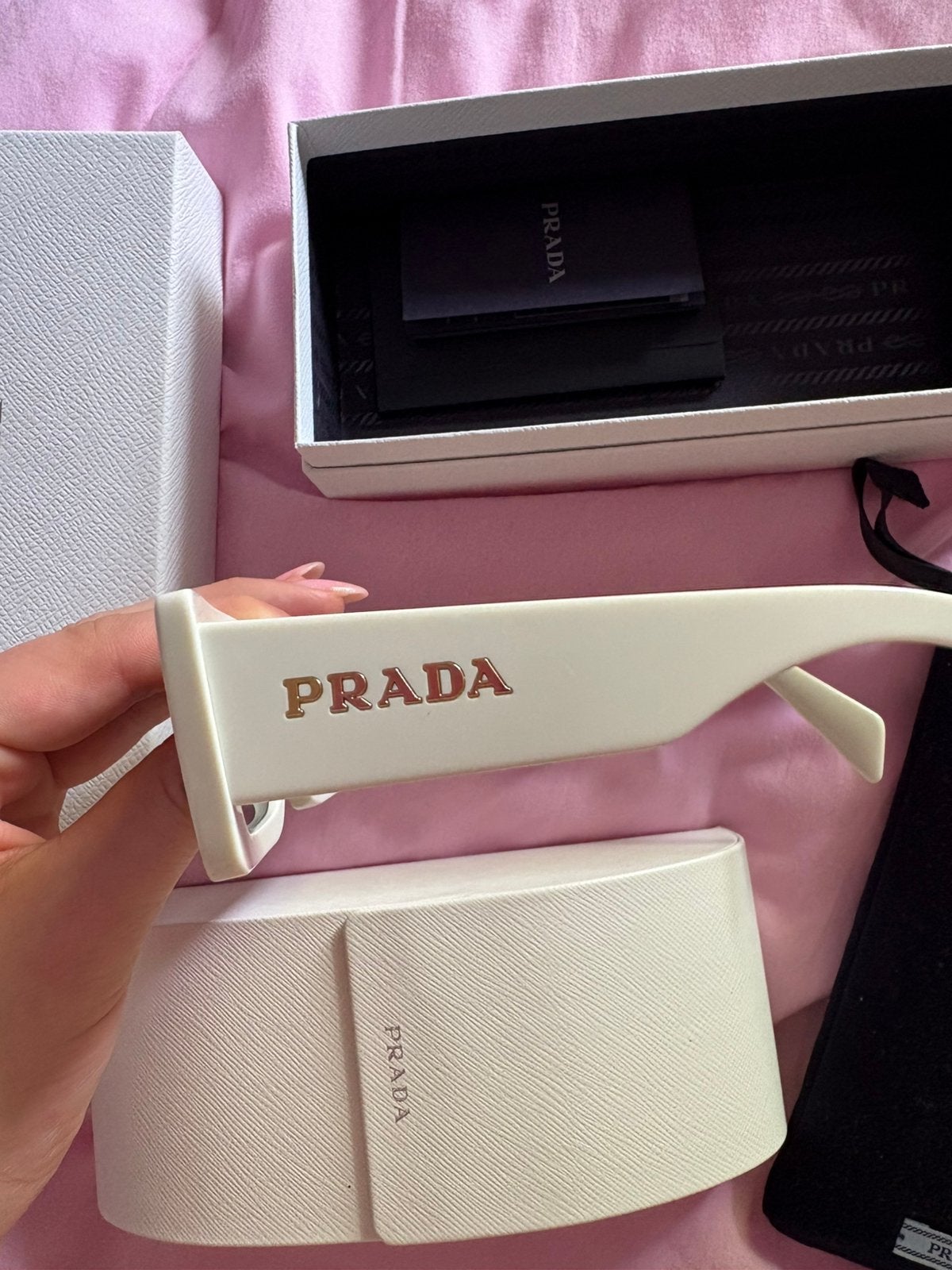 Prada zonnebril, Ophalen of Verzenden, Zo goed als nieuw, Zwart, Gehele gezicht