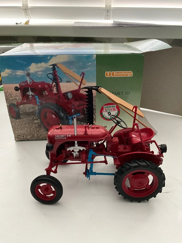 Rode valletjes 20 schaal 1.16, Ophalen of Verzenden, Tractor of Landbouw, Universal Hobbies