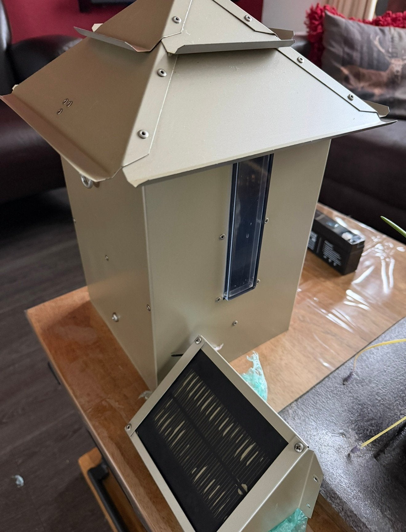 Koi Café voerautomaat met zonnepaneel en nieuwe accu, Ophalen of Verzenden, Zo goed als nieuw, Kippenhok of Kippenren