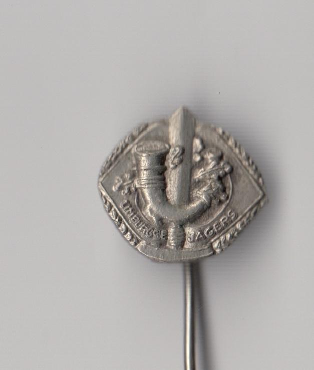 Regiment Limburgse Jagers Infanterie embleem logo B speldje, Niet vindbaar, Niet vindbaar, Nederland, Embleem of Badge
