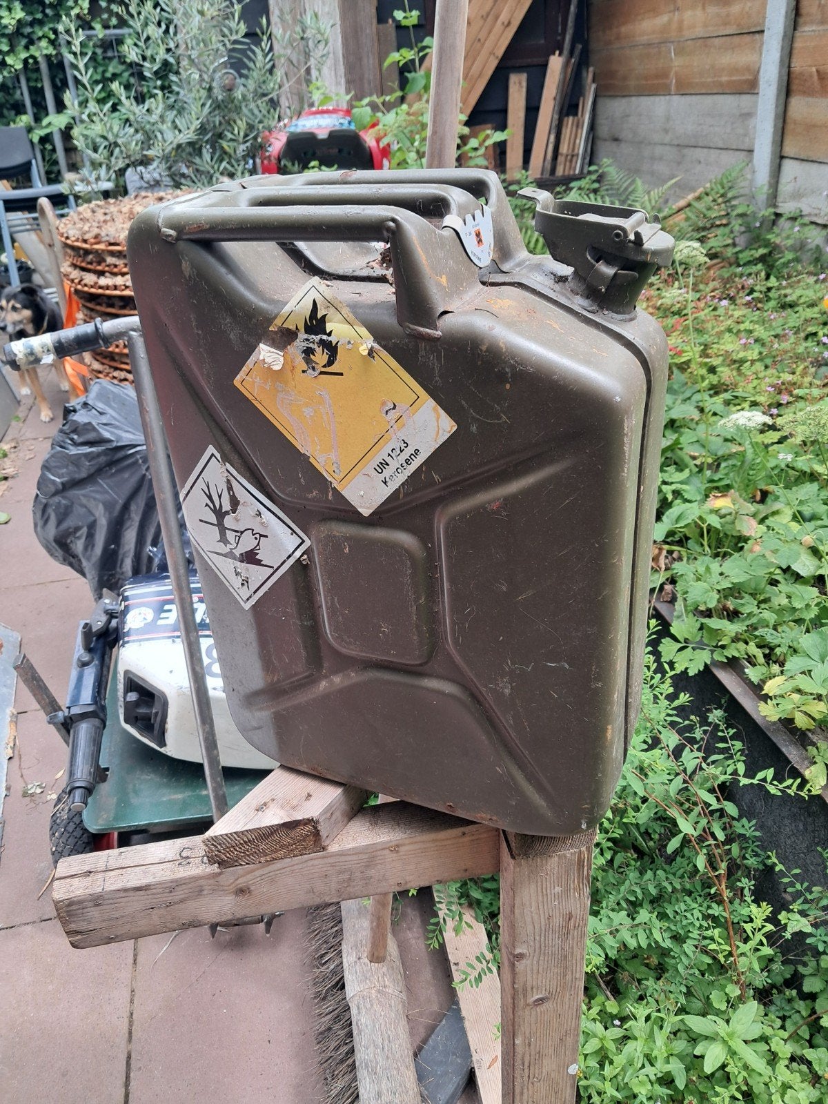 Leger jerrycan - diesel of kerosine, Ophalen