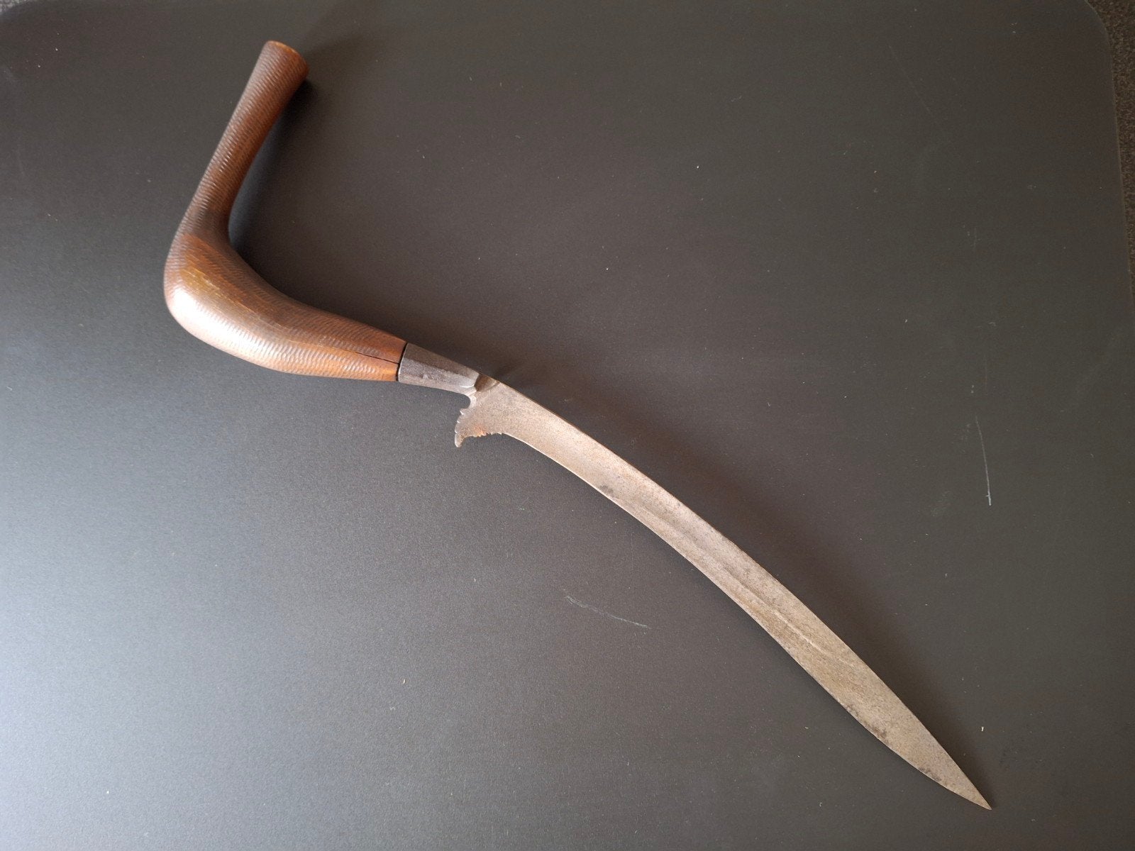 Antiek Indonesisch sikkelmes met houten handvat, Antiek en Kunst, Ophalen of Verzenden