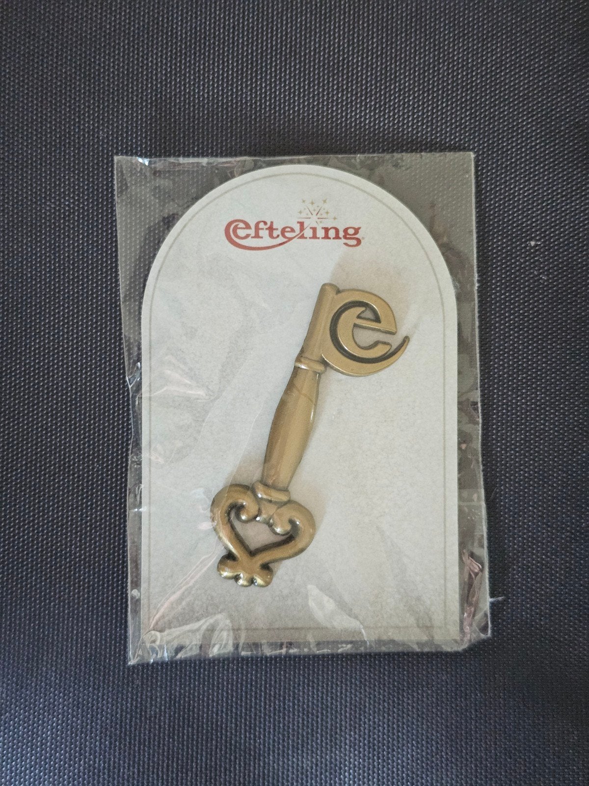 Efteling pin - Sleutel, Ophalen of Verzenden, Button of Speldje