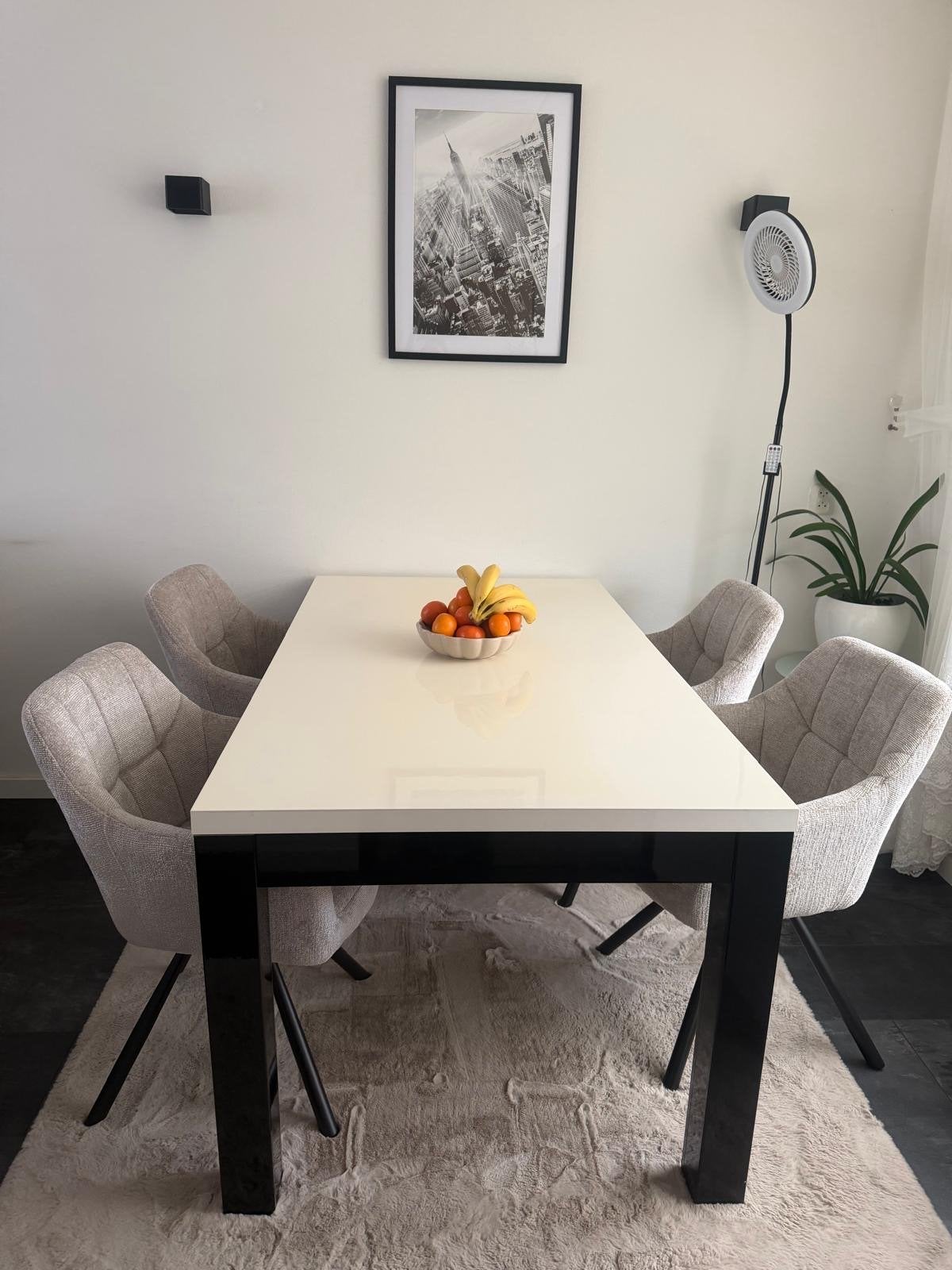 Elegante eettafel met hoogglans blad en zwarte poten, Ophalen, Overige materialen, 100 tot 150 cm, 50 tot 100 cm