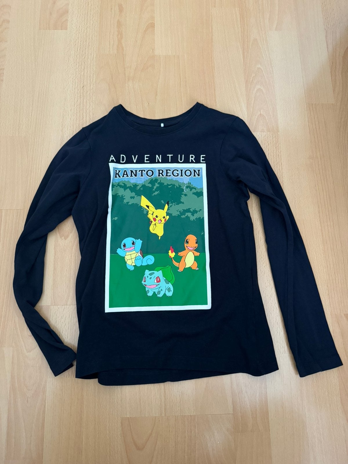 Pikachu shirt lange mouwen 134/140, Verzenden, Zo goed als nieuw, Jongen, Shirt of Longsleeve