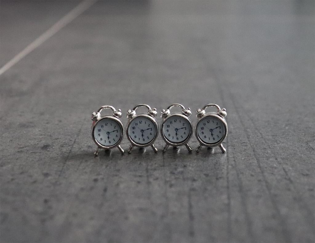 Retro wekker klok miniatuur nieuw 1:12 - Zilver, Ophalen of Verzenden, Nieuw, Poppenhuis