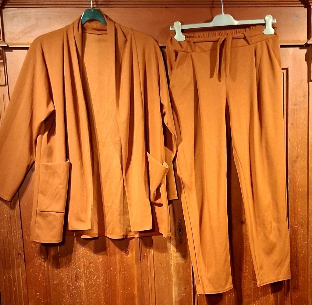 Tweedelig co-ord set cognackleur XXL, Kleding | Dames, Ophalen of Verzenden, Zo goed als nieuw, Maat 46/48 (XL) of groter, Kostuum of Pak