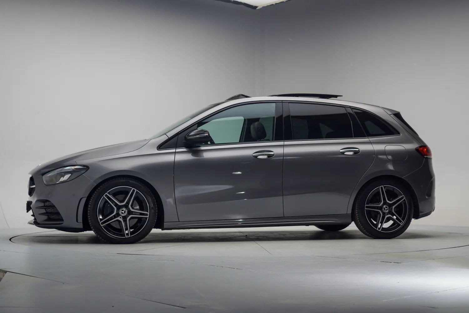 Mercedes-Benz B-Klasse 220 AMG Line Night Aut. [ Panorama LE, Auto's, Automaat, Dealer onderhouden, Gebruikt, Xenon verlichting
