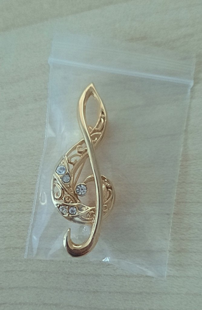 Muziek BROCHE SOLSLEUTEL G-SLEUTEL VIOOLSLEUTEL STRASS 5 cm, Sieraden, Tassen en Uiterlijk, Overige materialen, 4 tot 7 cm, Nieuw