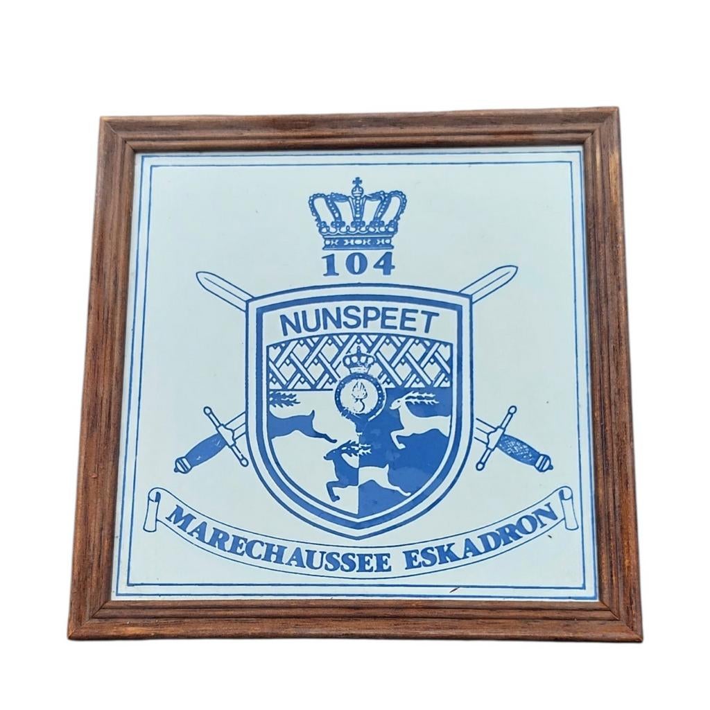 Tegel 104 Marechaussee Eskadron (Nunspeet), Ophalen of Verzenden, Marechaussee, Nederland, Embleem of Badge