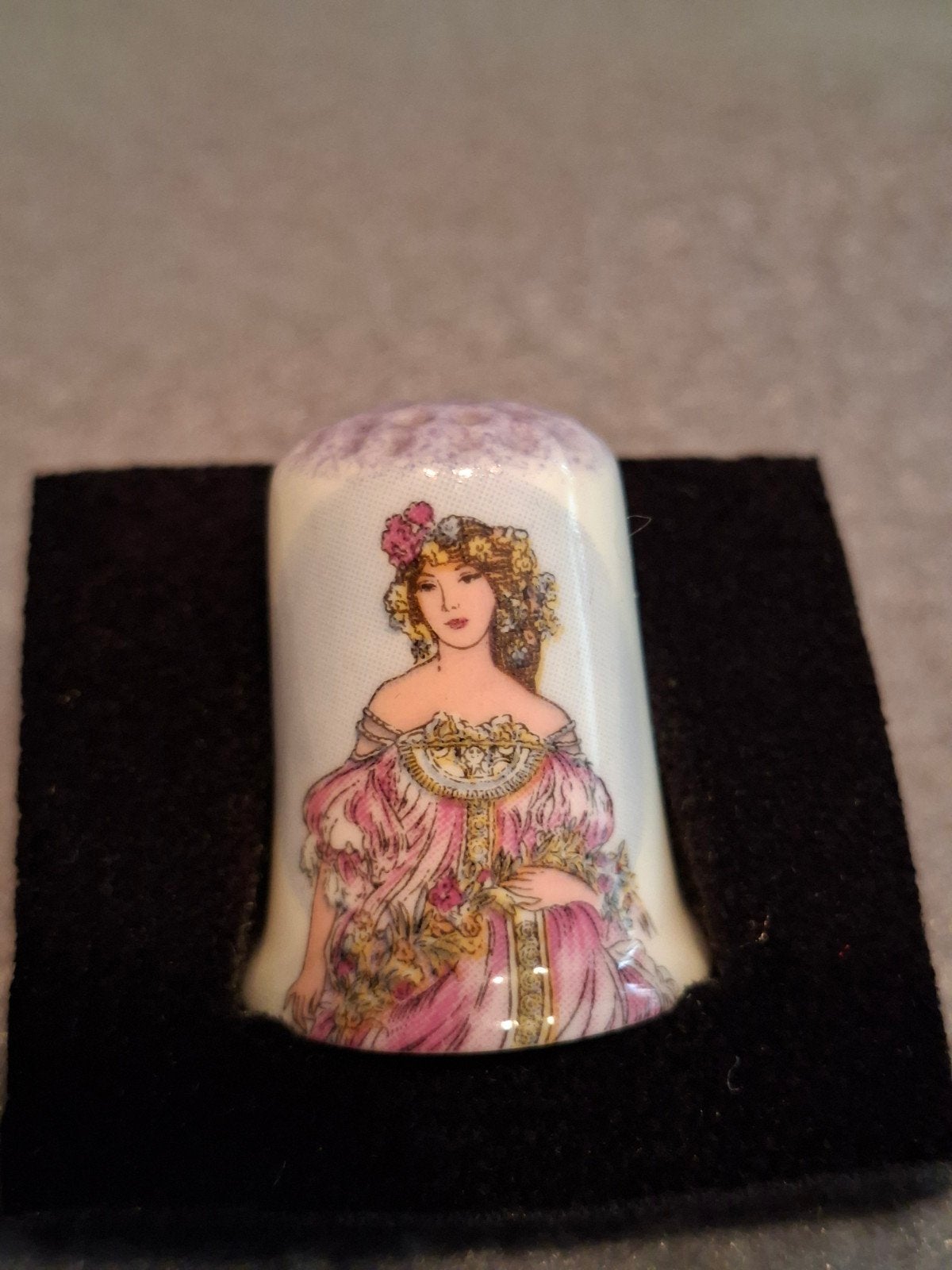Vingerhoedje VIRGO - sterrenbeeld Maagd - Rosuavic Ceramics, Verzamelen, Ophalen of Verzenden, Zo goed als nieuw, Porselein, Buitenland