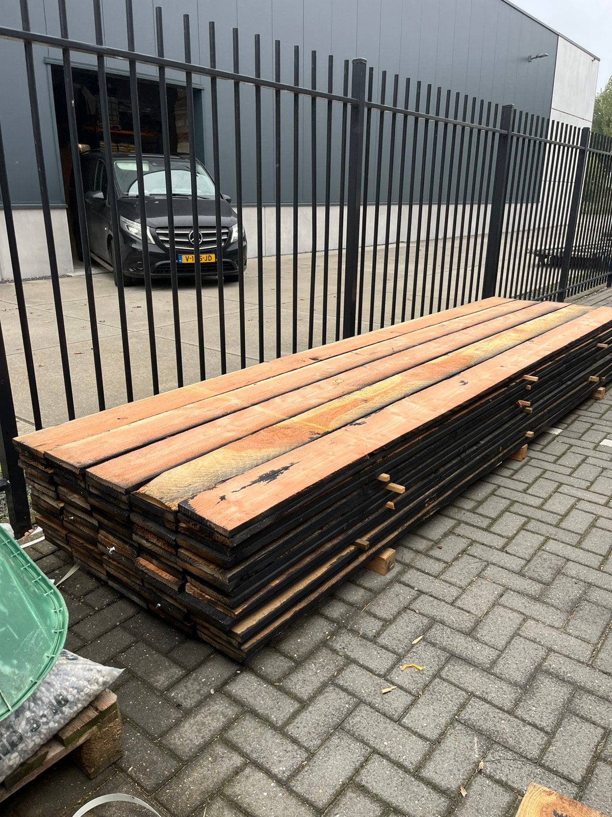 Douglas 22x200x4000 zwarte potdeksel planken MOET WEG!!!, Tuin en Terras, Ophalen, Zo goed als nieuw, 250 cm of meer, Planken