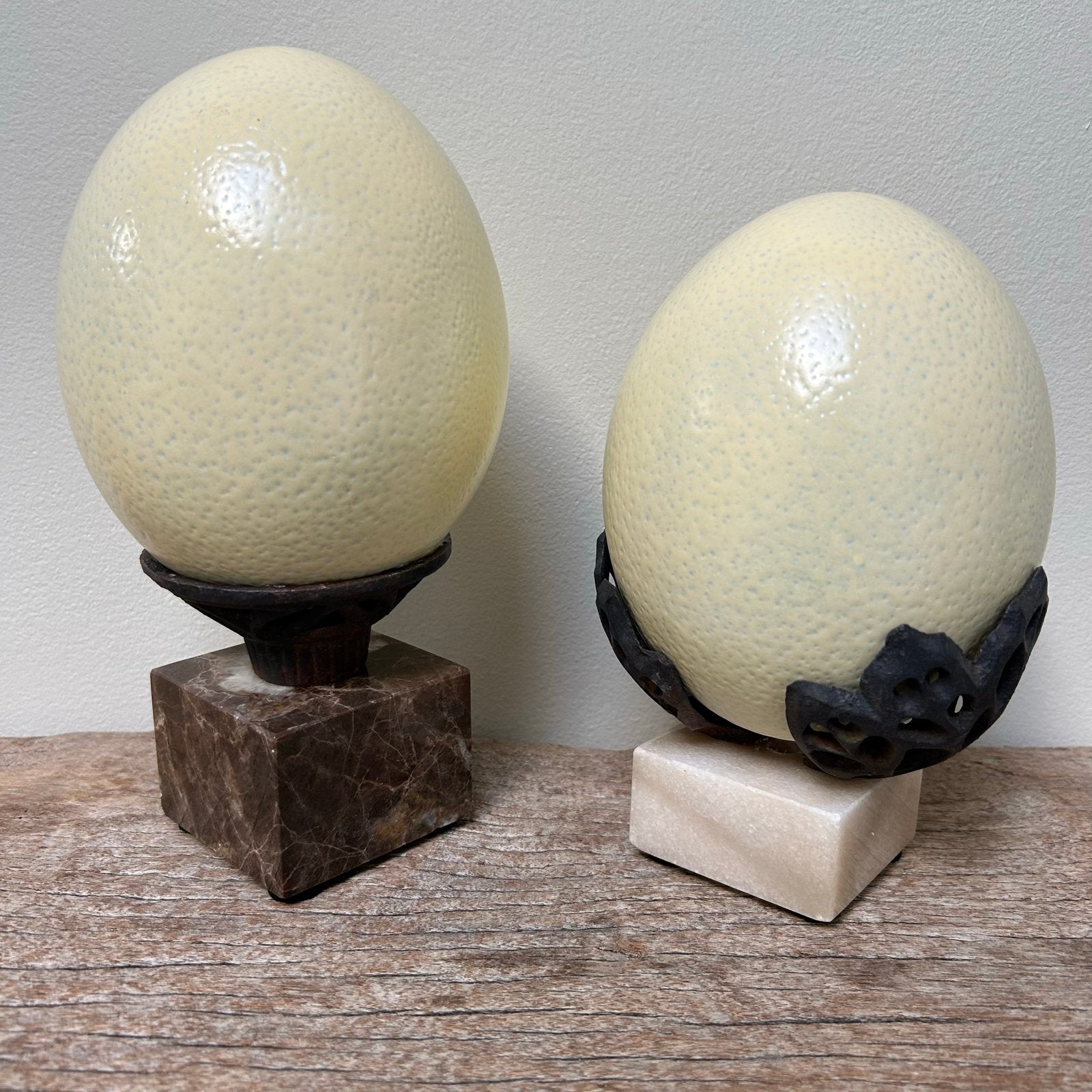 Decoratieve struisvogeleieren op marmeren voetjes, Ophalen of Verzenden