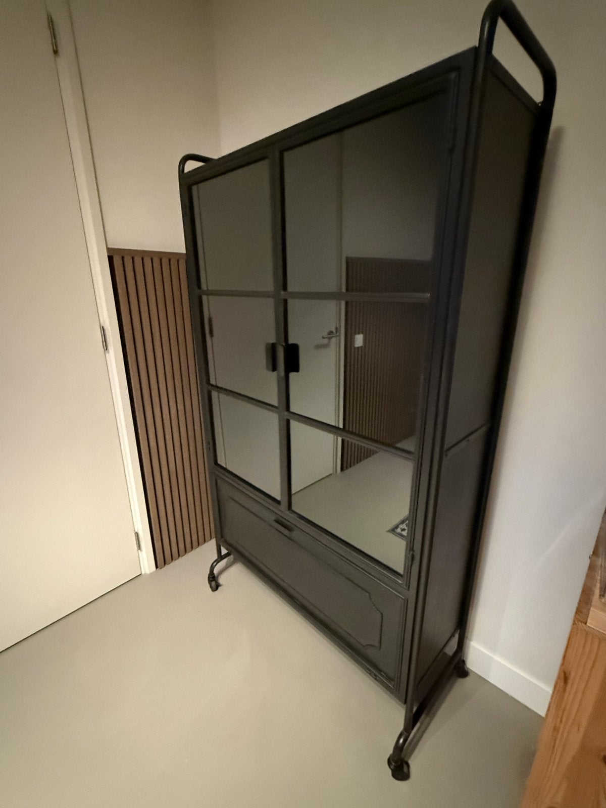Be Pure Home Industriële vitrinekast (glazen deuren + lade), Ophalen, 50 tot 100 cm, Zo goed als nieuw, Metaal
