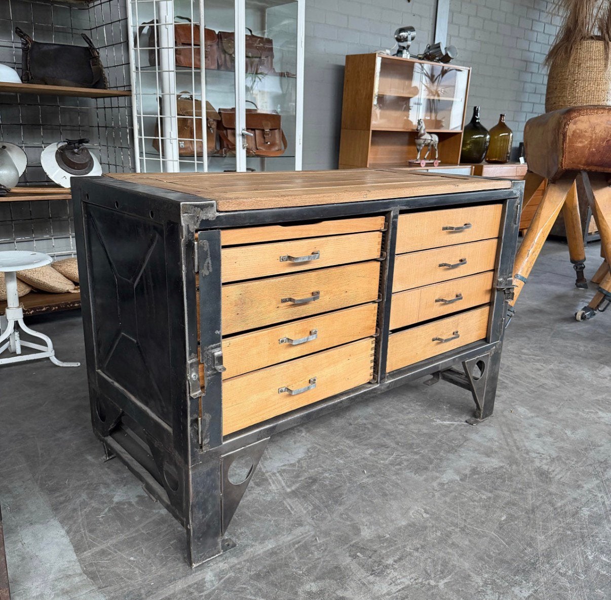 Foto 2 van Oude militaire ladekast, vintage werkbank, dressoir