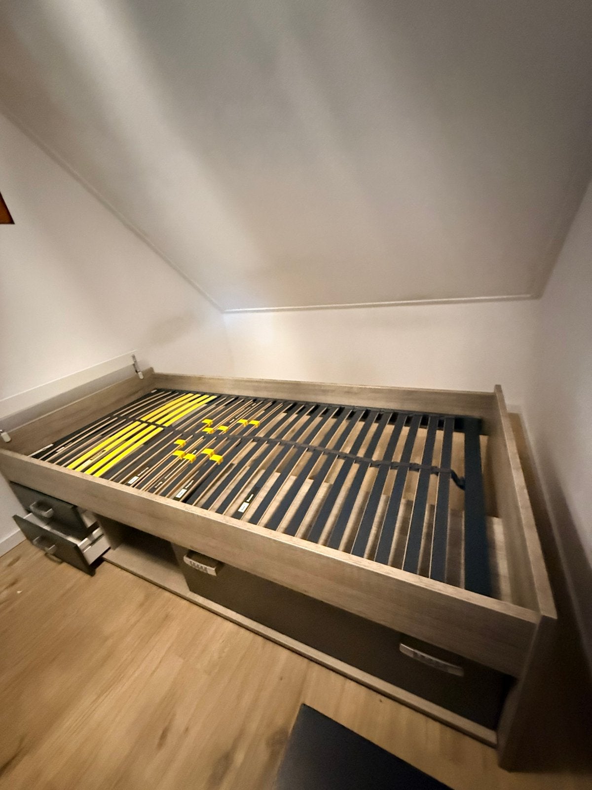 Mooi 1 persoonsbed 90/200 met laden, Ophalen, Gebruikt, 90 cm, Eenpersoons