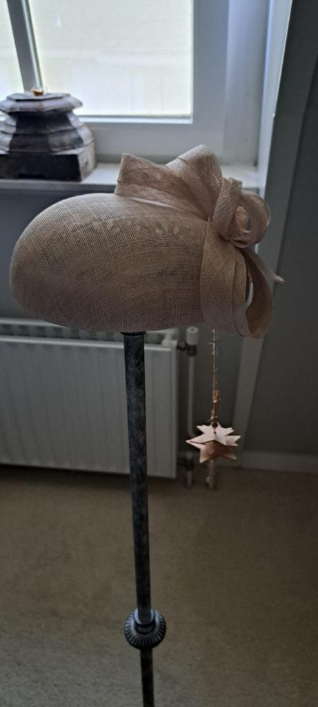 Natuurlijke dop met strikdetail - doorsnede 20cm, Kleding | Dames, Verzenden, Nieuw, One size fits all, Hoed