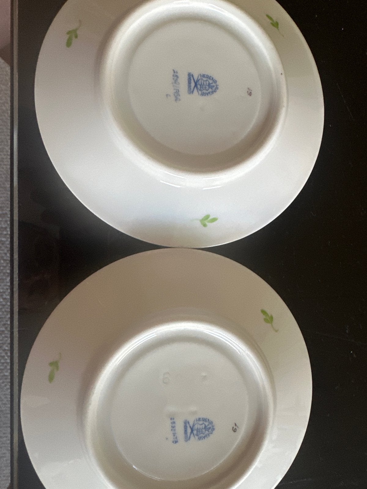 Twee herend antieke porseleinen schoteltjes met bloemmotief, Antiek en Kunst, Ophalen of Verzenden