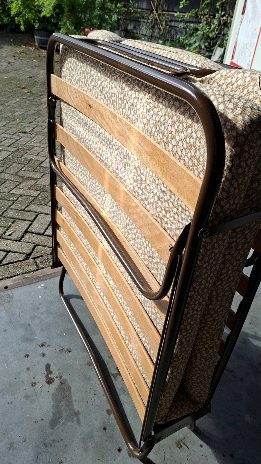 Opklapbaar logeerbed met matras, Huis en Inrichting, Ophalen, Gebruikt, Eenpersoons, Bruin