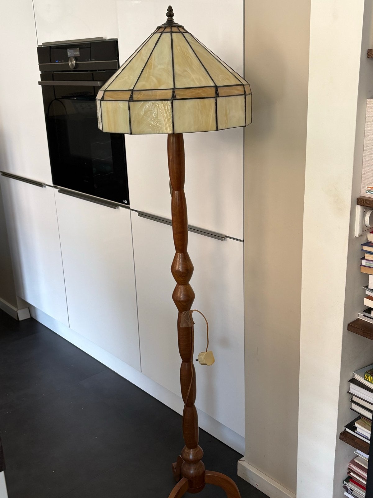 Staande Schemerlamp met Tiffany-stijl kap en houten voet, Ophalen, Gebruikt, E27 (groot), 150 tot 200 cm