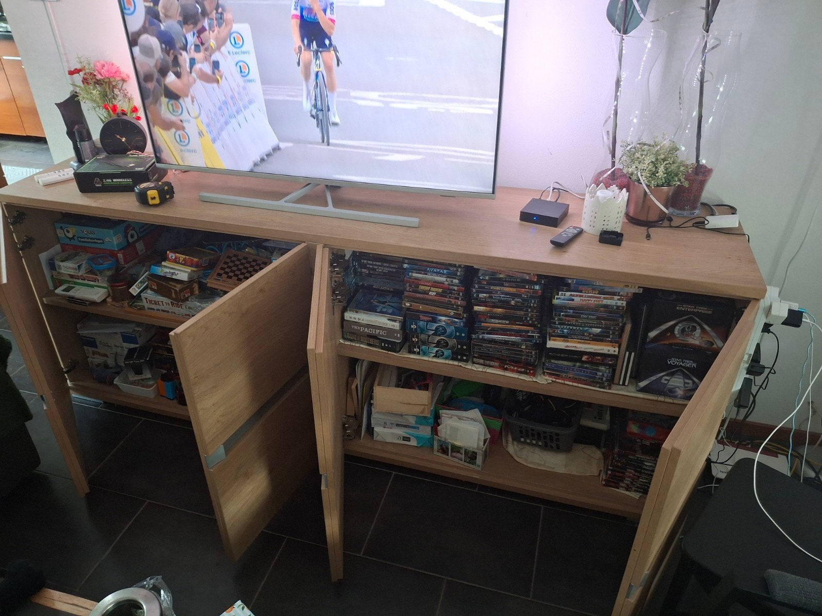 Houten dressoir met 4 deuren, 230x50x88 cm, Ophalen, Gebruikt, 200 cm of meer, Minder dan 100 cm