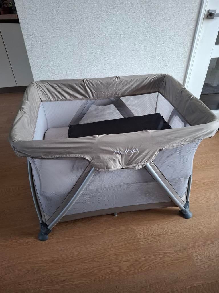 Nuna sena reisbedje creme, Ophalen, Gebruikt, Reisbedje