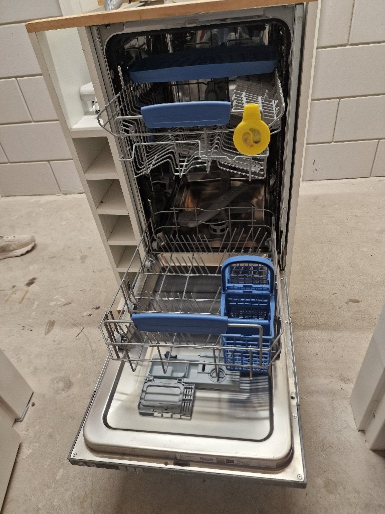 Indesit vaatwasser 45 cm inclusief ombouwkast, Witgoed en Apparatuur, Ophalen, Gebruikt, Energieklasse A of zuiniger, Inbouw