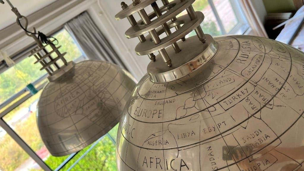 2x Exclusieve Industriële Hanglamp Globe | Wereldkaart, Huis en Inrichting, Lampen | Hanglampen, Ophalen, E27 (groot), Zo goed als nieuw