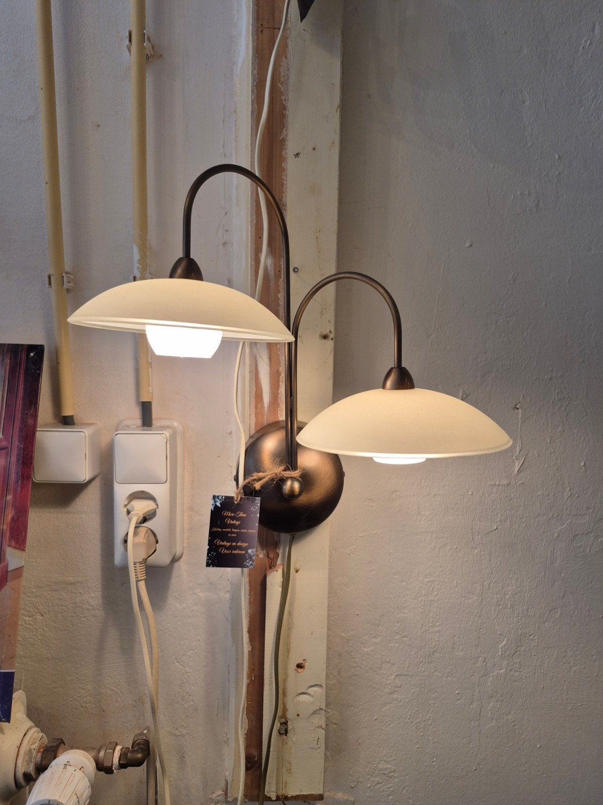 Vintage (steinhauer) met twee melkglazen kappen, Huis en Inrichting, Lampen | Wandlampen, Gebruikt, Bruin, Indirect licht, E14 (klein)