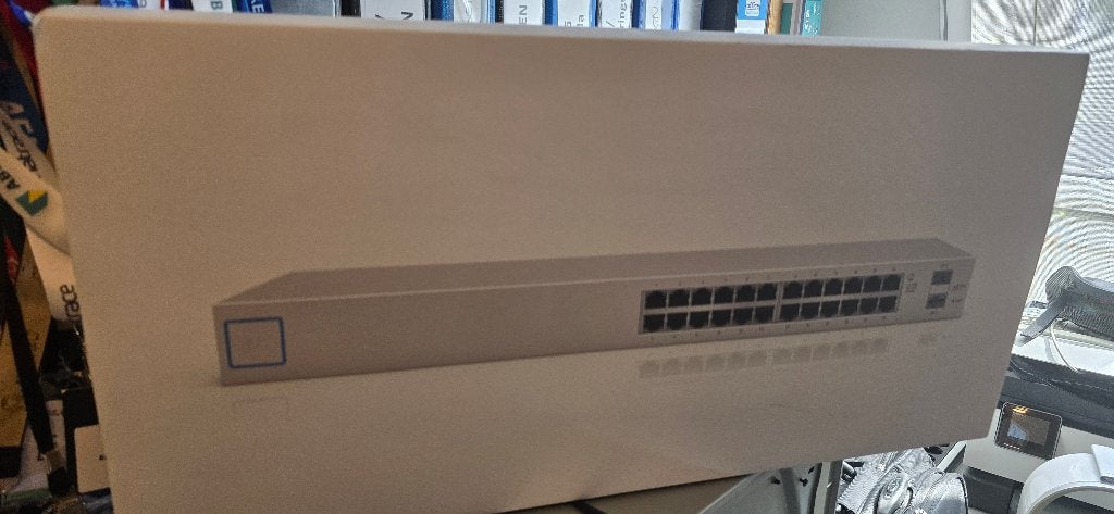 UniFi US-24 Switch - Managed, Computers en Software, Netwerk switches, Ophalen of Verzenden, Zo goed als nieuw
