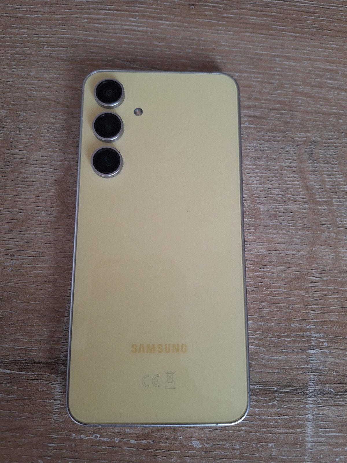 Foto 8 van Samsung Galaxy S24 FE 128GB Geel compleet met lader en hoes