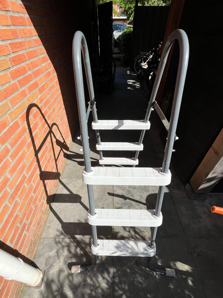 Zwembadladder - 3 traps, Doe-het-zelf en Verbouw, Ladders en Trappen, Ophalen of Verzenden, Gebruikt, Ladder, Minder dan 2 meter