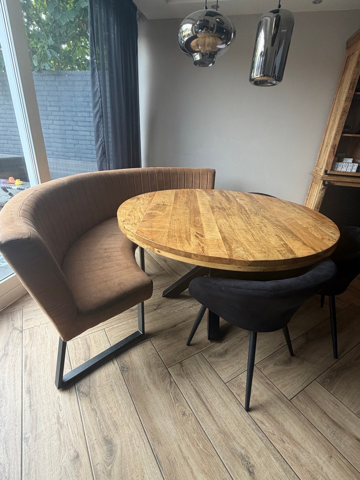 Complete eetkamer set: bank, ronde tafel en 3 stoelen, Ophalen, Zo goed als nieuw, Minder dan 4 stoelen