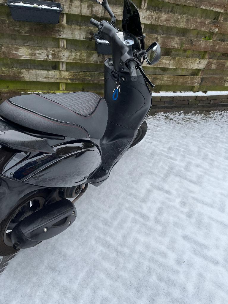 Piaggio zip 50 cc 4t, Fietsen en Brommers, Scooters | Piaggio, Zo goed als nieuw, Zip, Maximaal 25 km/u, Benzine, Ophalen of Verzenden