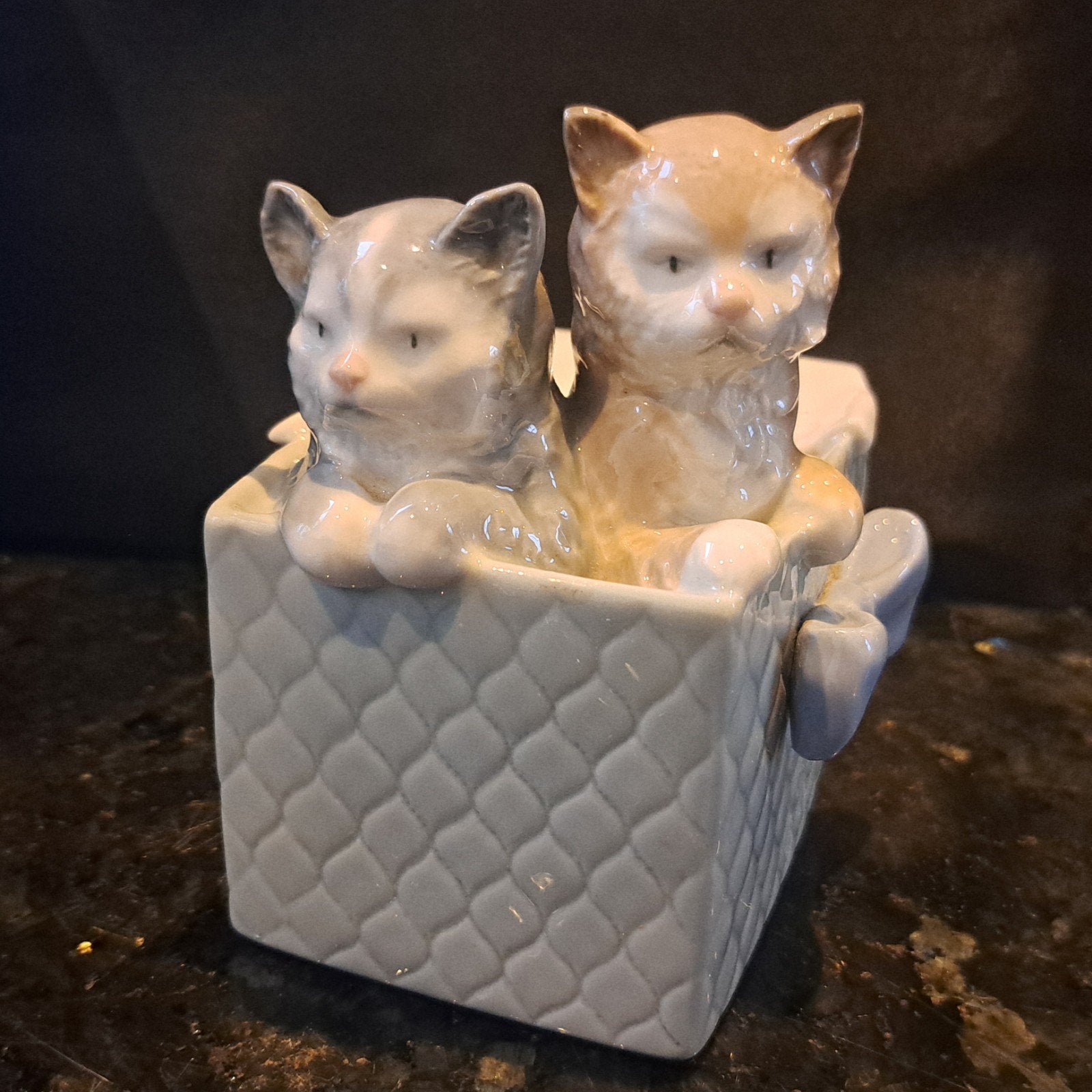 Lladro Porselein beeldje katten in mand, Ophalen of Verzenden