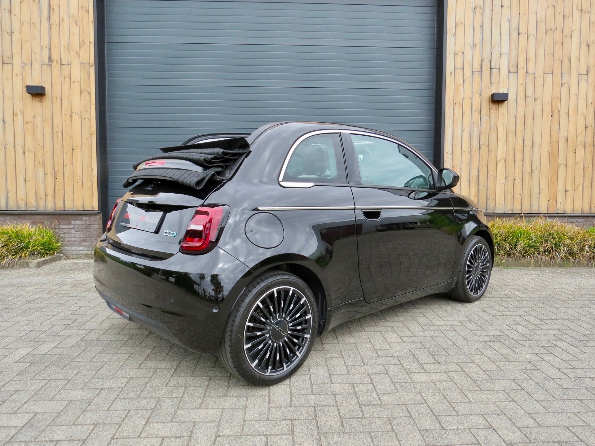 Fiat 500e La Prima cabrio 42 kWh *Carplay *Luxe uitv *JBL, Auto's, Fiat, 118 pk, Cabriolet, 4 stoelen, Zwart