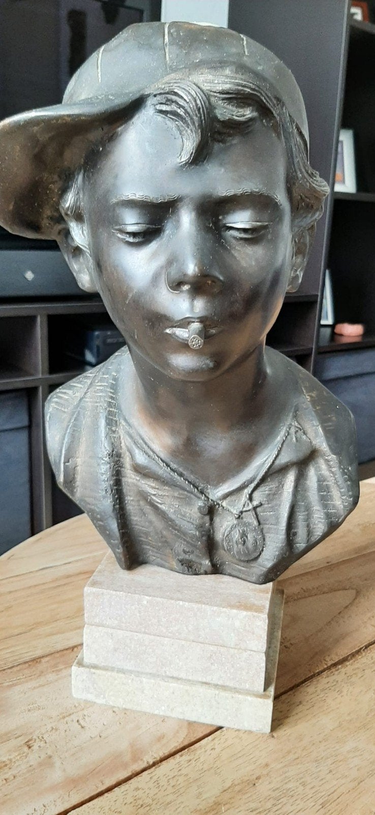 Vintage bronzen buste van jongen met pet en sigaret, Ophalen of Verzenden