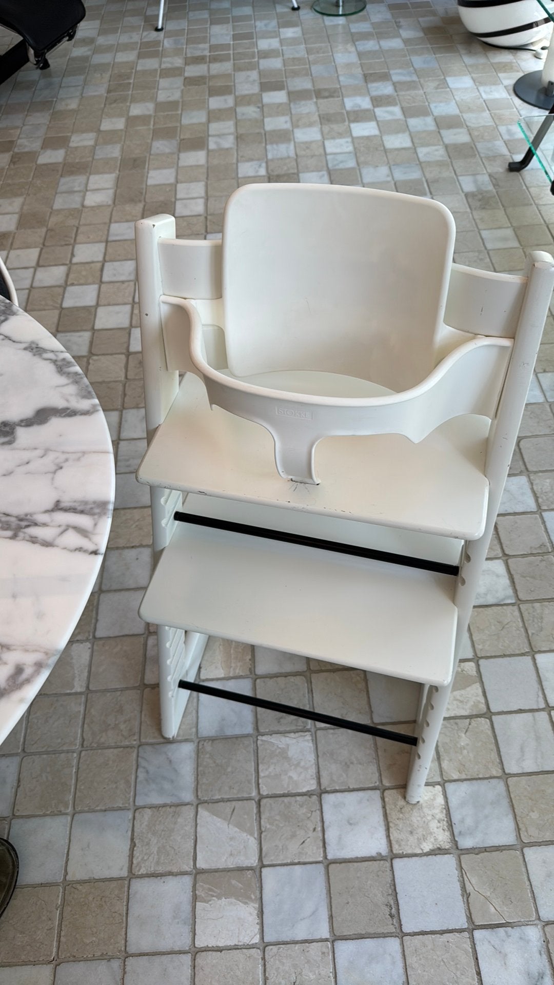 Stokke kinderstoel incl.glijders, babyset en eetblad., Ophalen, Gebruikt, Meegroeistoel