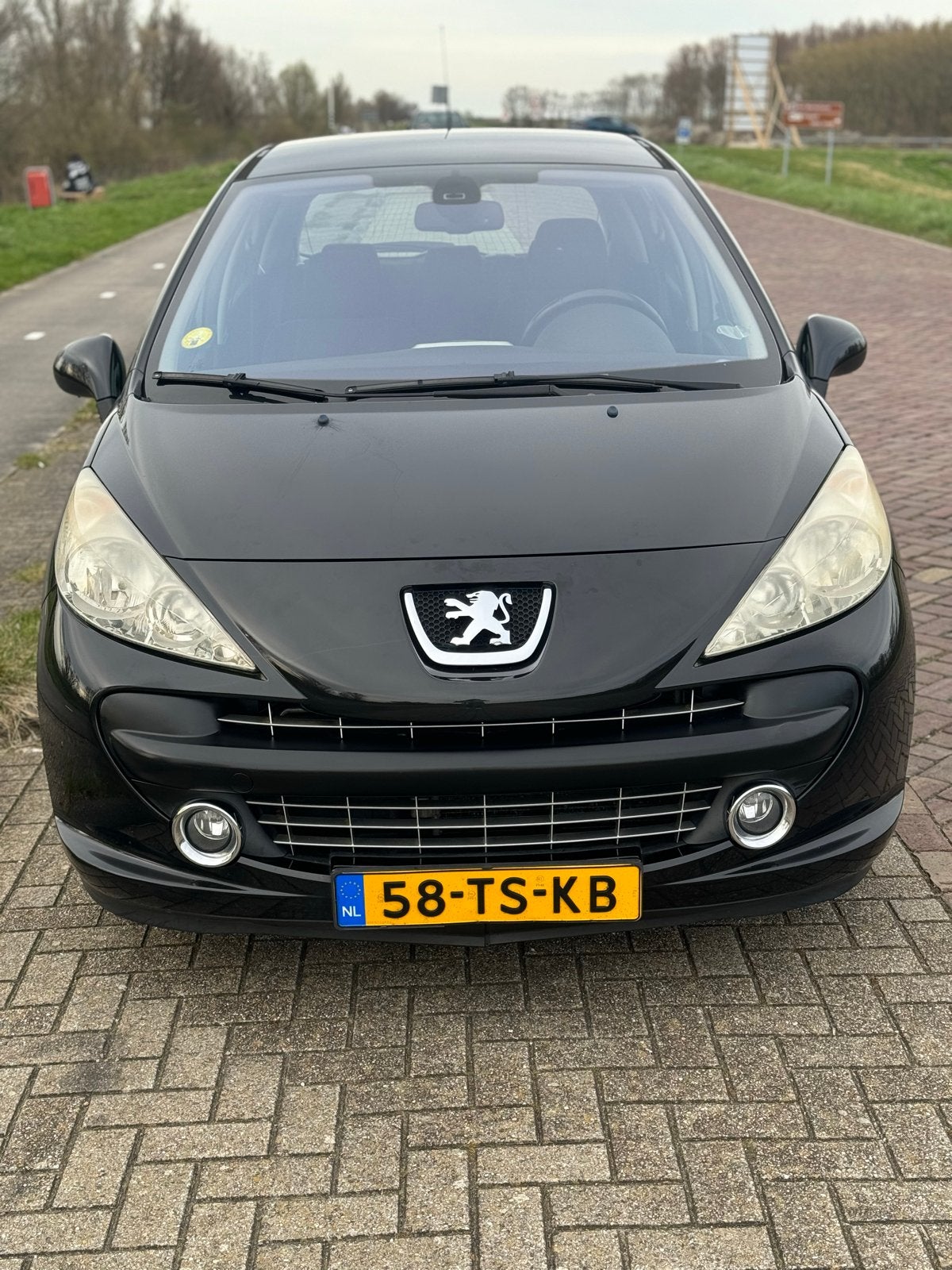 Peugeot 207 1.4 16V 5DRS 2007 Zwart, Auto's, Peugeot, Voorwielaandrijving, Stof, 1360 cc, Zwart